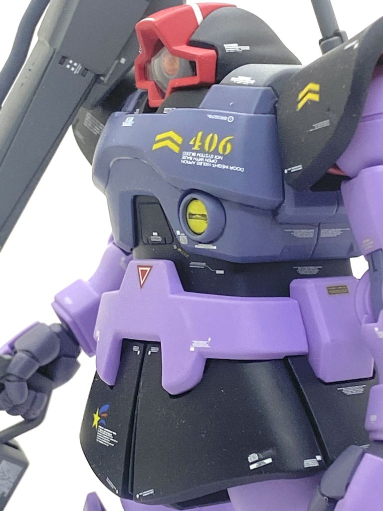 ドム/リック・ドムの成型色は大変素晴らしい上に合わせ目も鎖骨部分と上腕、胴体や脹脛の一部、武器ぐらいで頭や肩など合わせ目が出来やすい所には一体成型なので大変楽に完成しました。ただ武器のバズーカ類は大きい合わせ目になるので処理に大変手間が掛かります。モノアイはビルドパーツのサイトレンズに差し替えてディテールアップしています。