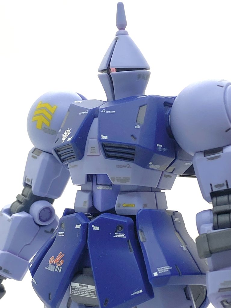 リバイブ版のギャンはディテールが非常に細かく、そういう所はグレーで塗り、凹み部を目立たせるようにしました。おかげで精密さが出て、自分で言うのも何なんですがガレージキットみたいな仕上がりになりました。オーカーの部分をゴールドに塗りましたから、ゴージャスさが出て、スカートの右前部にはHGジオン軍MS用3に付いてますマ・クべのMのマークを貼っています(このマークは昔から設定されていました)。