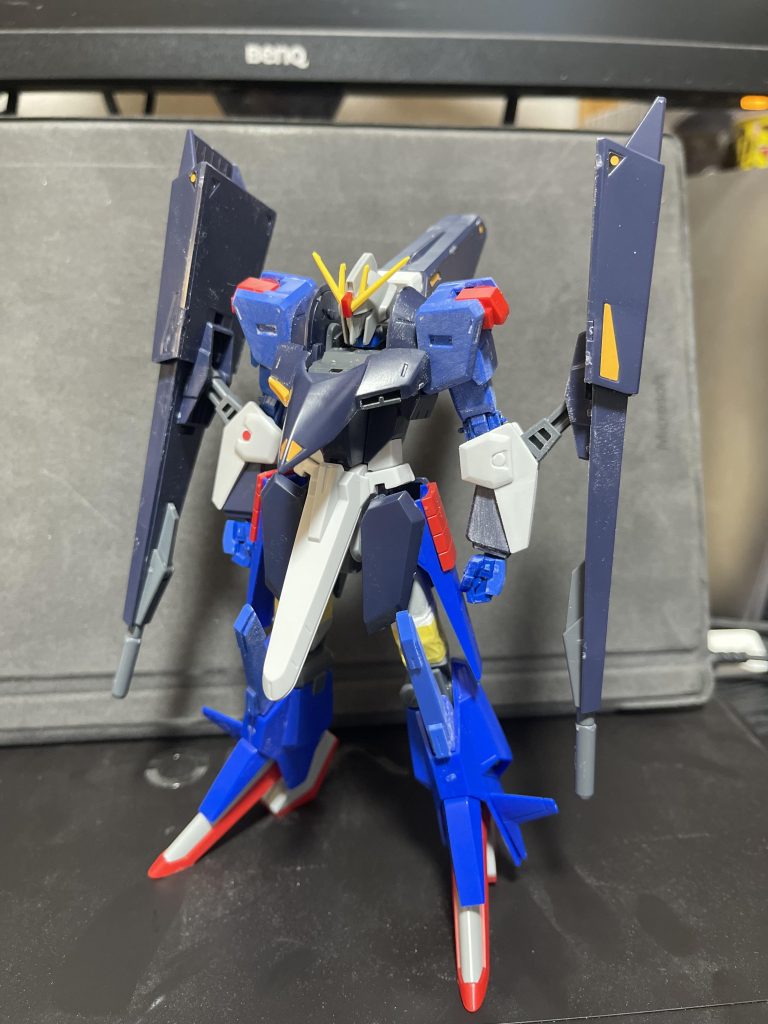 顔と脚はZⅡ。そのままだとバランス悪かったので腿で1.5センチほど延長。肩から二の腕と膝アーマーはZZ（正確には左手首のビームサーベル持ち手のためにジャンクで手に入れたトライオン3）。ひじはガワラ曲げできるようにしています。