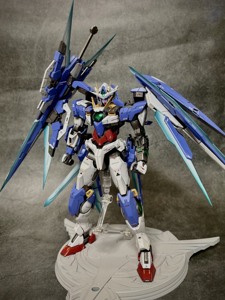 MGクアンタフルセイバーを仮想グラハム専用機にしたく色変えベースで作ってみました。左腕外装は取っ払い、エクシアリペア4を参考に下手ではありますがグラハム機を連想させるようにしてみました。