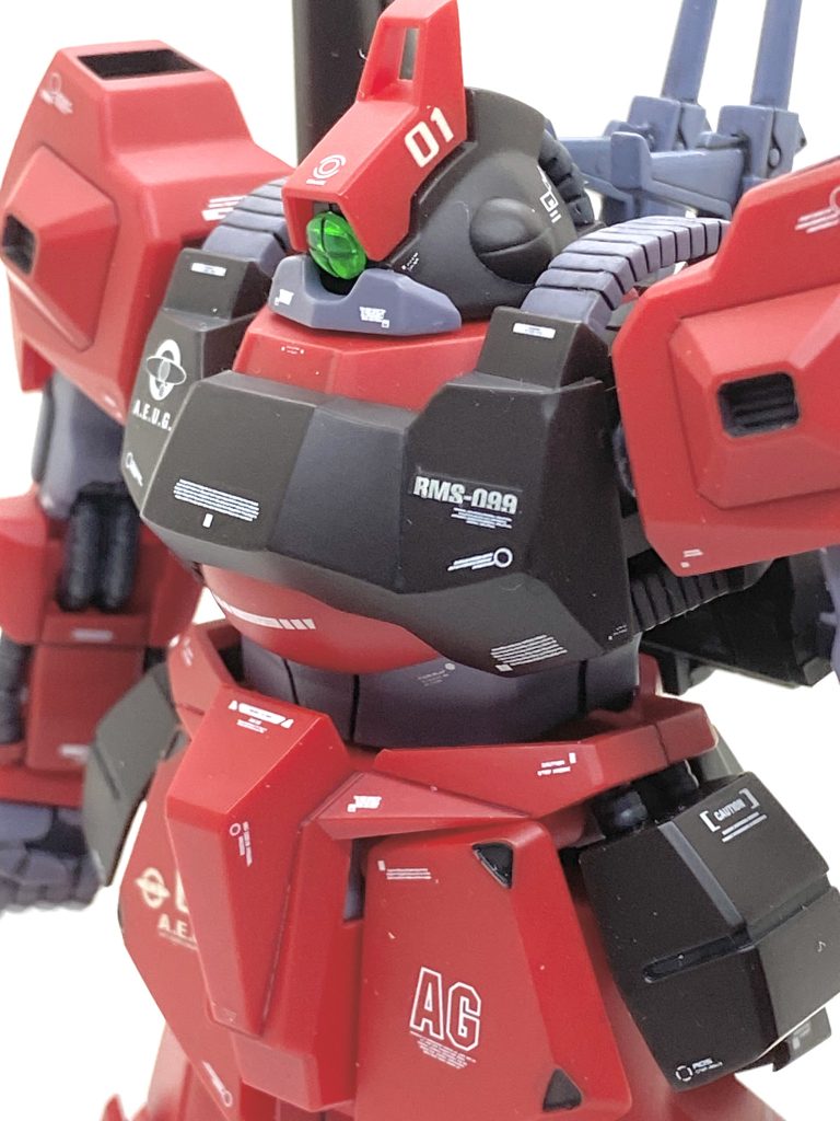 前回作ったリック・ディアスは旧HGUCでしたから、合わせ目が大変多く、しかも成型色のメインがダークブルーと接着すると確実に白化する色ですからハードなウェザリングで誤魔化し、何とか完成させました(笑)。しかし、今は白化した箇所は説明書通りに調色してその箇所にぼかす様にエアブラシを吹けば綺麗になるテクニックを開発したのでもう怖くはありません。赤も接着すると白化するので脛裏と肩は案の定、目立ってしまいましたが・・・旧HGUCのカラーを持っているので白化した箇所にレッド1を薄めに吹くとほぼ同じ色合いになりました。バインダーの合わせ目もブラウン2で薄く吹き、やはりほぼ同じ色合いなのでわからなくなります。武器も接着するとほぼ白化しますが、ここは全塗装した方が早いです。