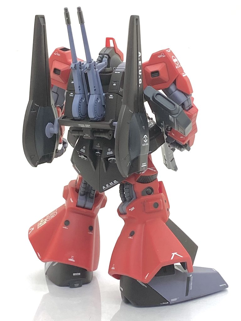 頭と上腕の合わせ目は0.3mmのダンモを使って段落ちモールドにしました・・・上腕は挟み込みのオンパレードなので、この方が確実に楽出来ます。いつも凹モールドをなるべくグレーで塗るので、今回はバインダーの真ん中の色に近いミッドナイトブルーにしました。成型色の部分はラッカーで食み出してもラッカー溶剤で修正出来ますが・・・問題は脛裏と肩の白化した箇所をラッカーで塗った部分でそこは水性塗料のミッドナイトブルーで塗り、食み出した箇所はマジックリンで拭き取りました。今の水性塗料はかなり塗膜が強く、上からラッカーの艶消しクリアーも最初に砂吹きすればコーティング出来ますから、本当に塗装の幅が広がりました・・・マスキングする手間が少しづつ減っています。