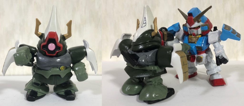 正拳突きの構え。食玩「マイクロウォーズ」のガンダムを改造した武者影頑駄無クンにやられ役をやってもらいました(笑)。