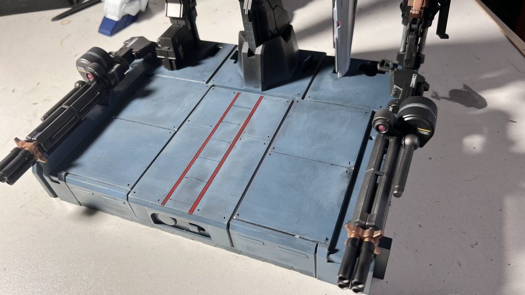 台座に、少しスジボリテキトーにして、格納庫風塗装