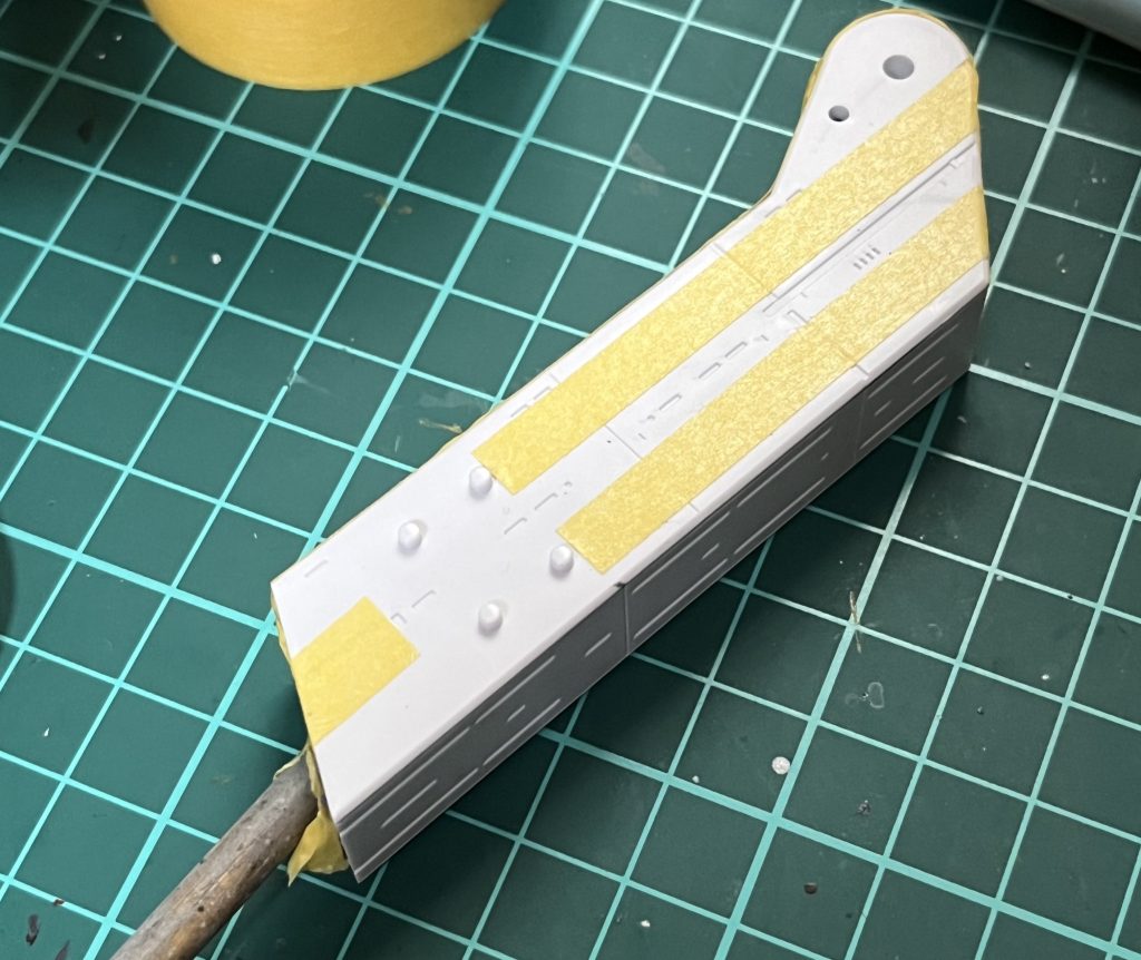 ひたすらマスキングです。前述した通り白を成形色のそのままのためあまり気負わずにマスキング出来ました。