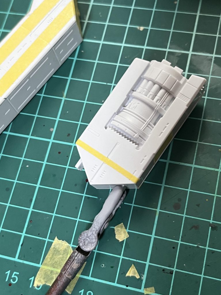 直線のラインが多かったのでマスキングはかなりしやすく感じました。あまりマスキング漏れ箇所は少なかったように思います。エンジン、バーニア部分は焼鉄色を筆塗りしました。