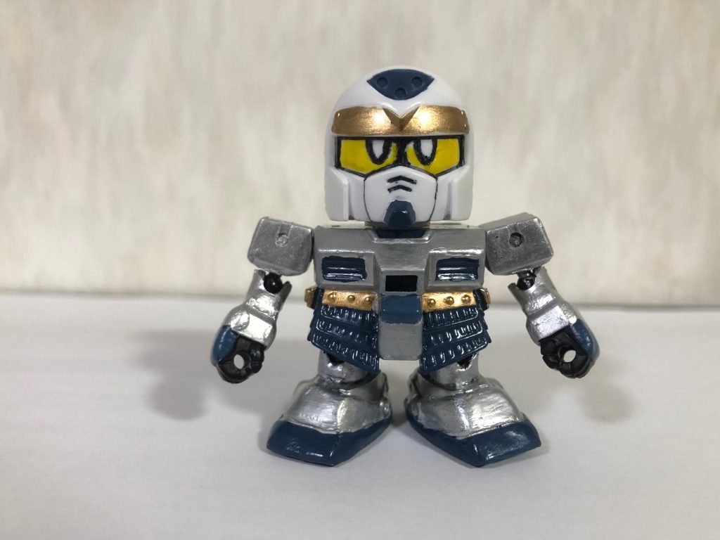 おなじみ軽装タイプ。当初はグレーで塗装する予定でしたが、シルバー塗装の方が武者らしくなるなと思い、全身をシルバーとブルーのツートンカラーで塗装。