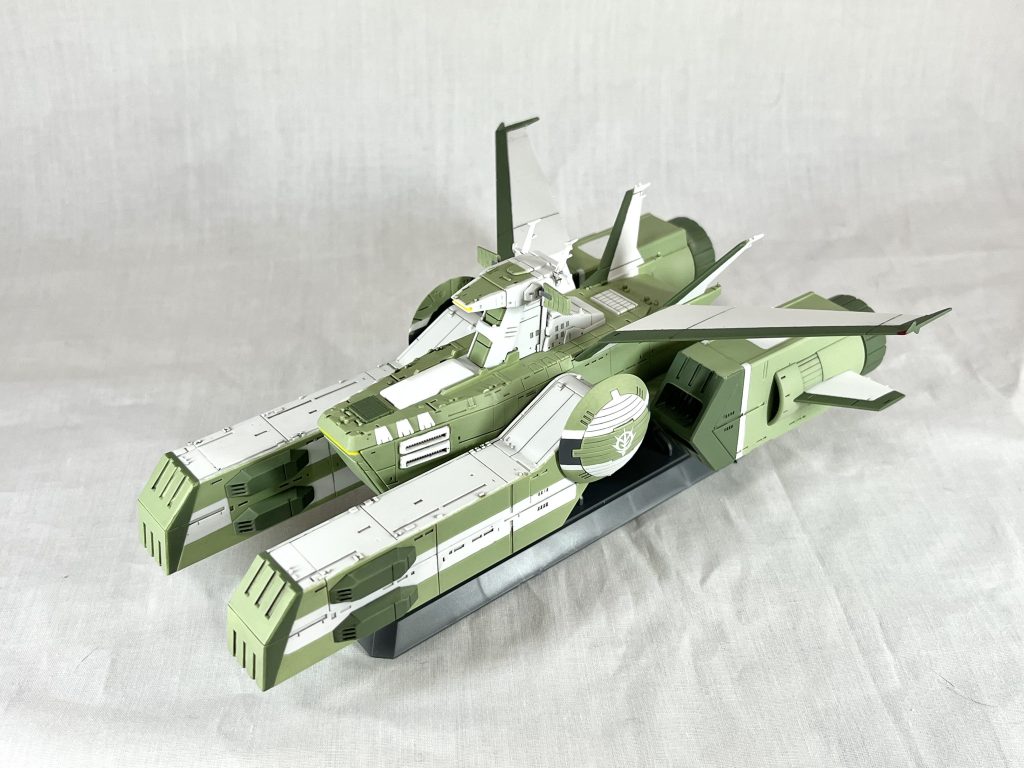 塗装には缶スプレーを使用。劇中映像とパンフレットの設定画の色味を吟味した結果、ザクの色そのままでは？と思い、MSグリーンとMSディープグリーンの缶スプレーを使用しました。結果的にかなり設定画に近い色味になったと思います。