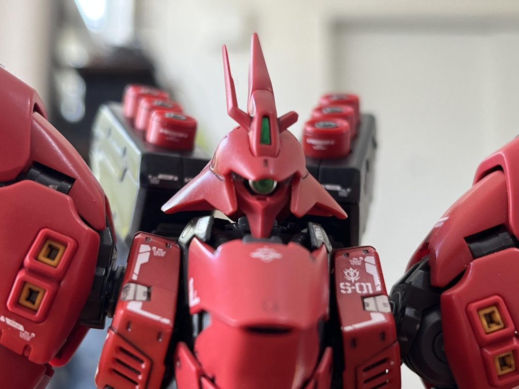 制作中、朝起きたら倒れていた時があり、気付いたら角が折れてました…そして、写真撮ってる時に銃の持ち手の差し替えが硬く…根元からポッキリ…… 部品販売を発注中…