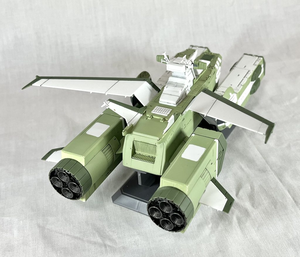 白の部分は塗装せず成形色そのまま。白の成形色の色味が綺麗なのと、マスキング漏れのリカバリーのしやすさを考慮して白は成形色仕上げです。エナメルブラックで墨入れ後、水性つや消しトップコート吹いてます。