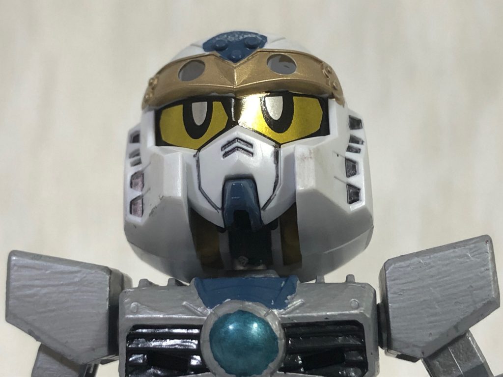 元のキットでは頭が上を向かない設計なので、ホビーベースのボールジョイントを頭部と首に仕込んだ。これで上を向けるポーズが取れるようになった。