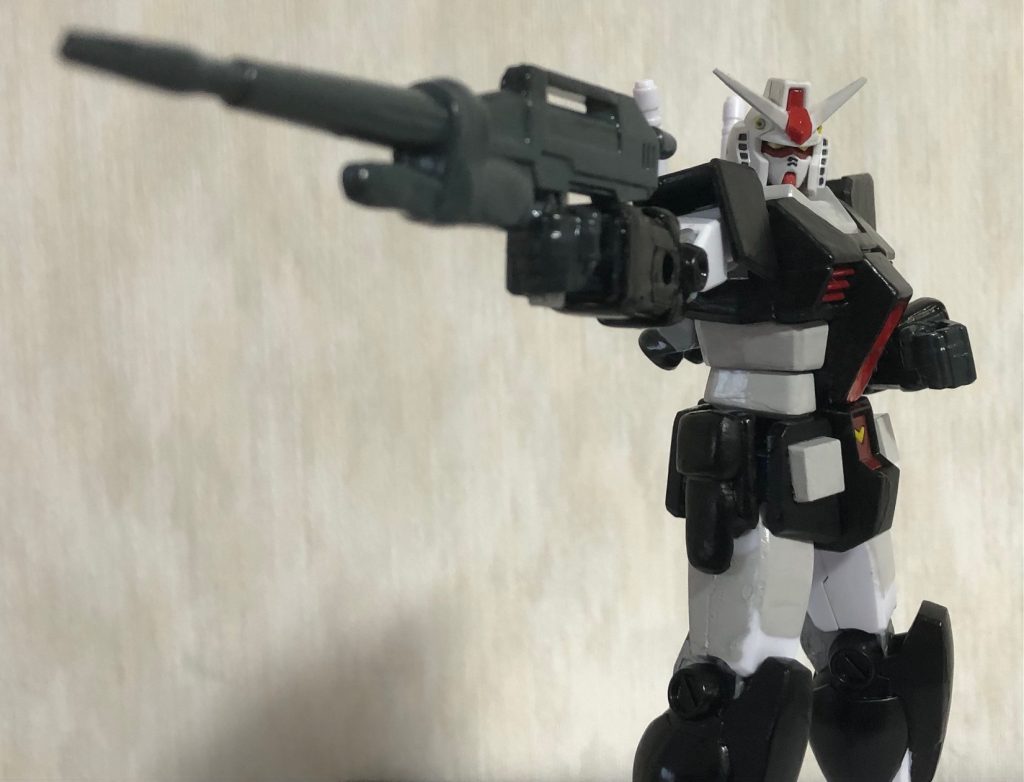 タカと同じ構えでビームライフルを構えるプロトタイプガンダム。