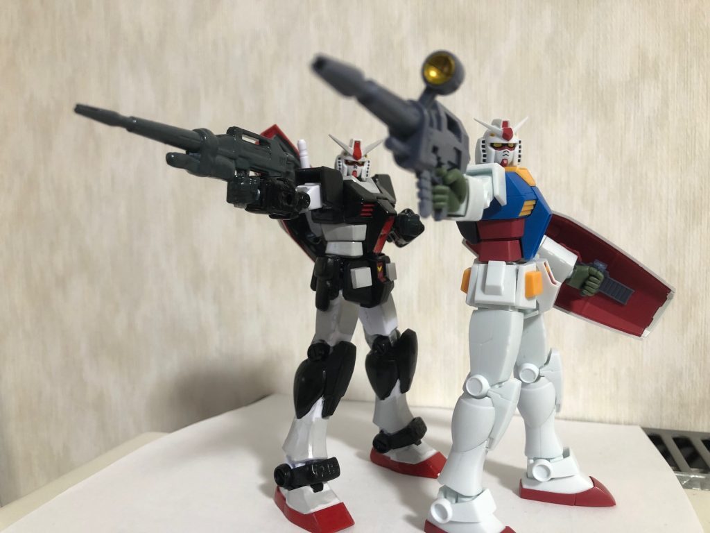 プロトタイプガンダムとガンダムのツーショット。ファースト本編では見られなかったWガンダムの構図。