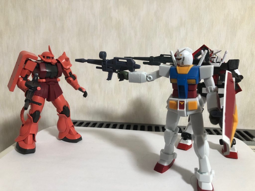 シャアを追いつめるタカとユージ。タカ「お前が赤い彗星のシャアか?」シャア「2対1とは卑怯な・・・」ユージ「・・・関係ないね!!」こちらの世界線ではタカとユージのおかげで、ジークアクス世界の「マヴ戦術」に近い戦い方が確立しております(笑)。