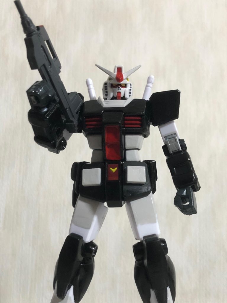 ブルパップマシンガンを構えた構図。マシンガンはオリジンの「ガンキャノン初期型」から流用。