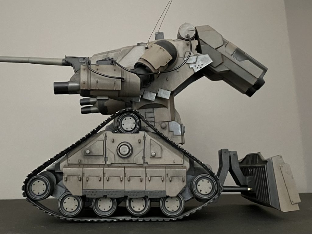 比率計算しつつ作成ですが先ずは比率基準となるものを作成しなければなりません。真横からの画像を参考に下部ユニットのおにぎりを作成です。転輪の配置然り、ピッチがキットとは異なりますのでキットから転輪だけをカットし、新たにプラ板へ配置作成。コレを基準に横幅を決め、上部ユニットへと積み上げて行きました。