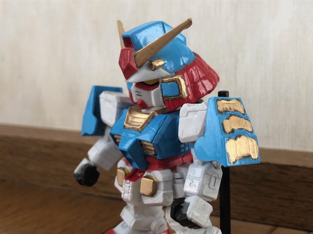 両肩の鎧はボールジョイントのおかげでオリジンのガンダムシールドみたいに逆向きに動かせます。