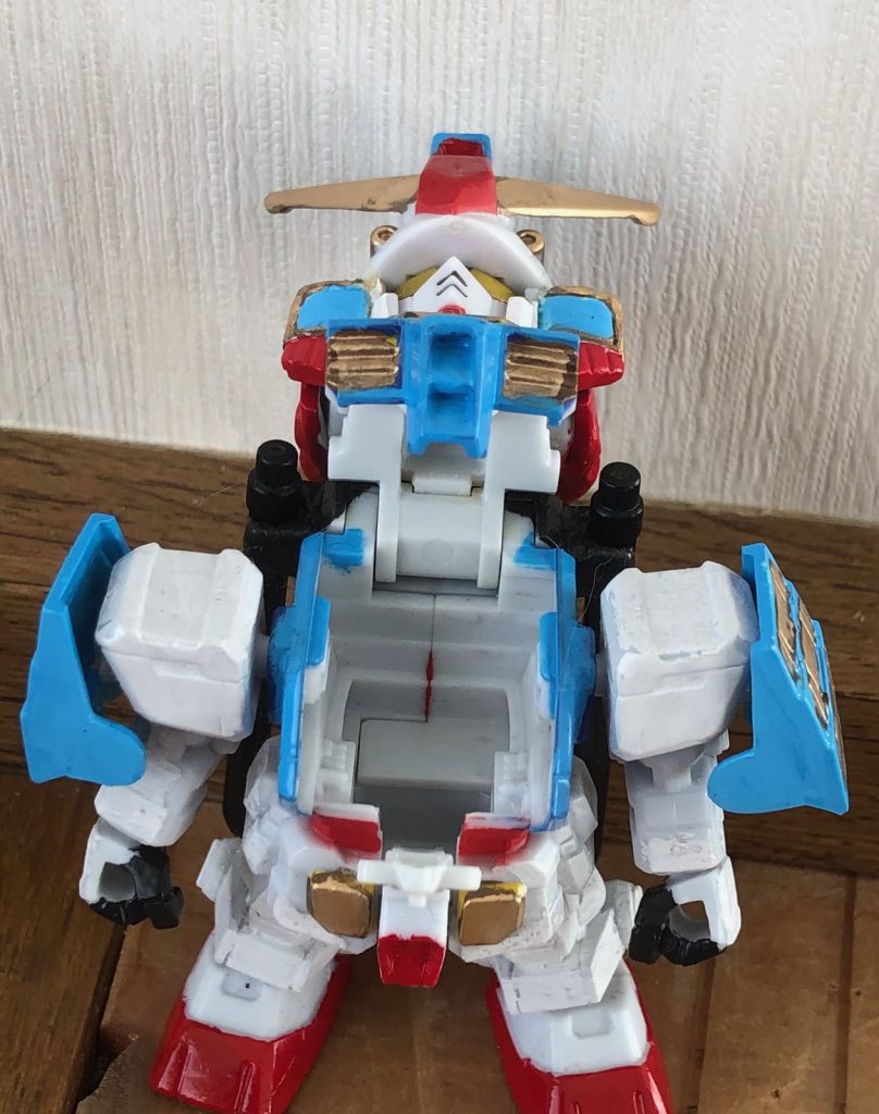 マイクロウォーズなので、中にパイロットを入れるギミックは健在です。ただしパイロットのフィギュアを紛失しましたorz。