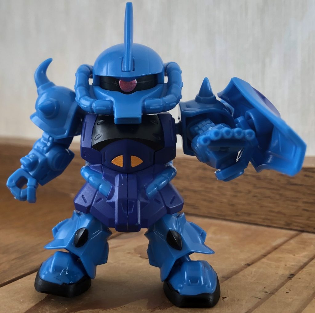 可動箇所は頭部のモノアイ、首、両肩、両腕、両手首、足の付け根と両足が可動。マイクロウォーズは食玩なので、付属のシールで足の黒い靴の部分を表現してましたが、さすがに劣化していたので塗装。