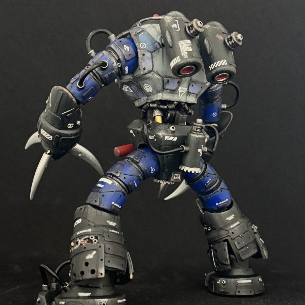 お腹の臓物はジャンクパーツと百均で売ってるアイロンビーズ?的なヤツで作った動力パイプ。