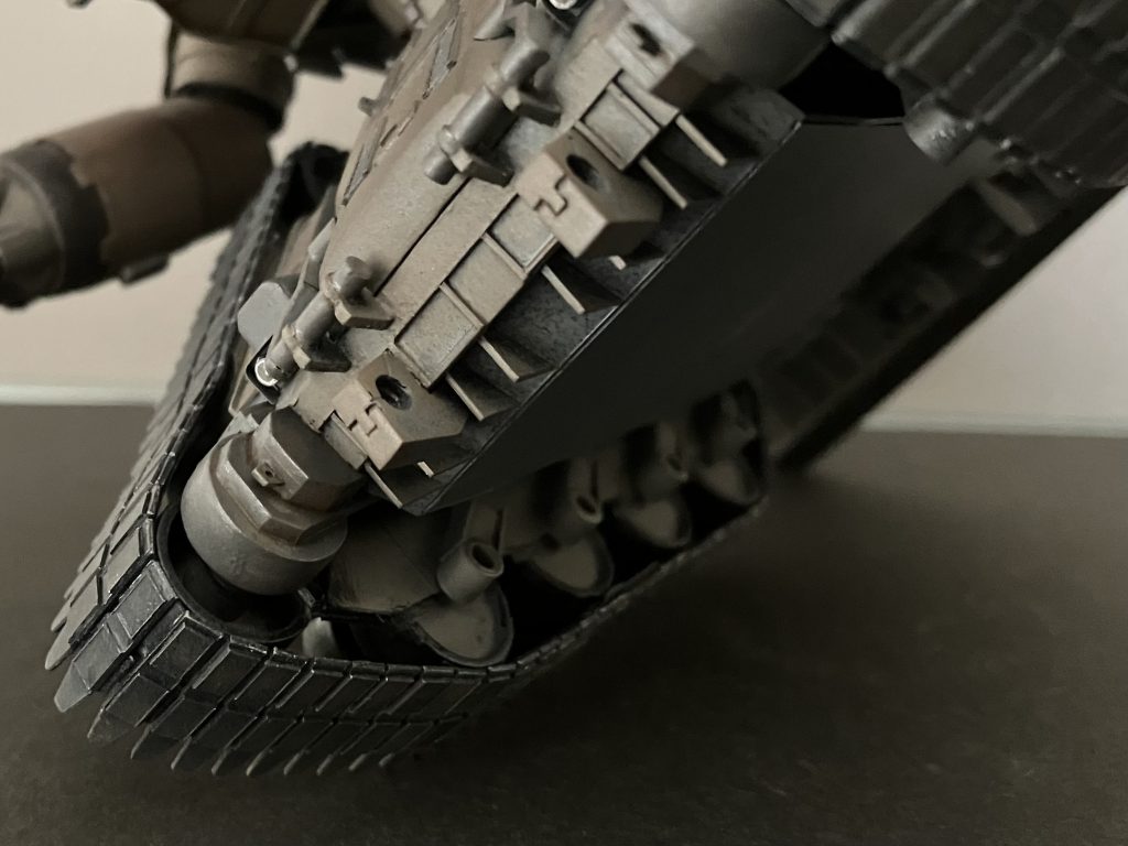 サスペンションアームもそれっぽく作成しました。