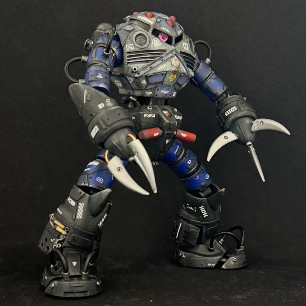 股間の赤いタンクは、何だか分かりませんが、雰囲気重視で(笑) モノアイはもちろん百均で買ったキラキラシール!