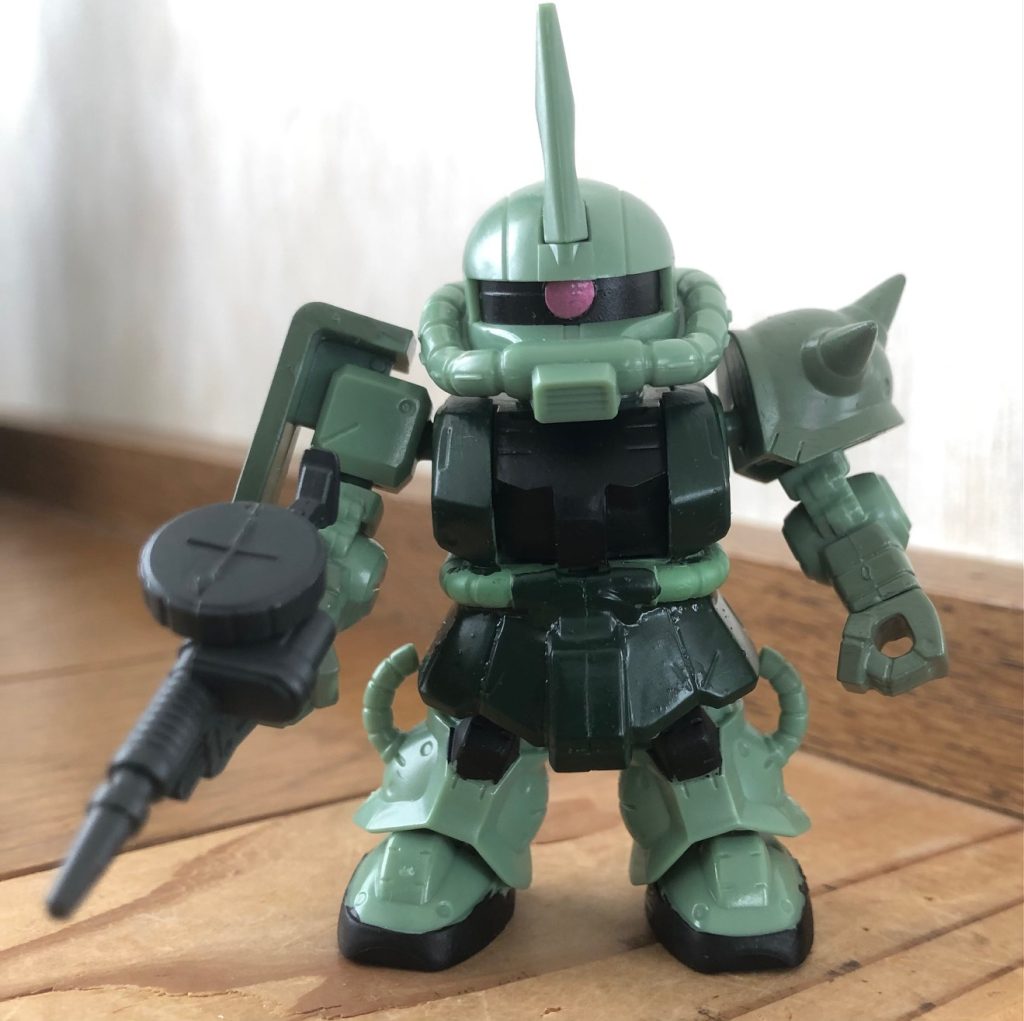 ザクは2機とも中隊長機(または指揮官用)のアンテナつきの頭が付属しているので、そちらに換装して遊ぶ事も可能。