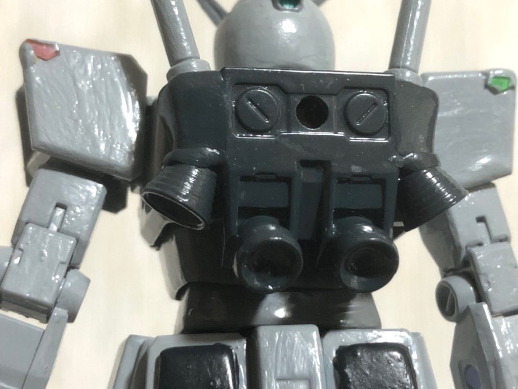 バックパックのバーニアは4基に変更。バーニアにはコトブキヤのものを使用。