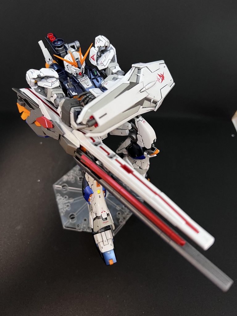 フレーム メカサフガンメタボディ白 ニュートラルグレーⅠ、ニュートラルグレーⅢボディ黒 プリズムブルーブラック青: ウルトラマリンブルー50%+GXメタルブルー50%オレンジ: キャラクターイエロー75%+オレンジ25%赤: プレミアムレッド65%+シャアレッド35%+蛍光ピンク(極少量)ロングレンジフィンファンネル青: ボディ青と同じ赤:プレミアムレッド50%+GXメタリックレッド50%外装: メカサフガンメタ、ガンメタリックオレンジ: ボディと同じ
