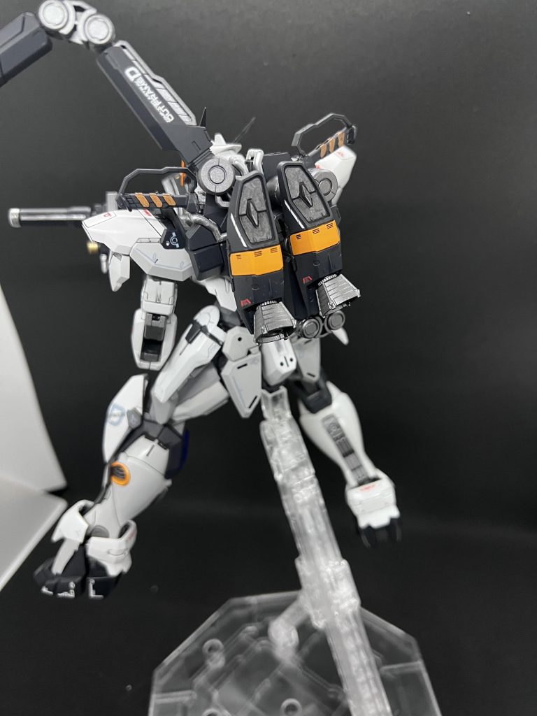 バックショット(痛恨の失敗部分)バックパック上部の塗り分けを、マスキングがめんどくさいからevoガンメタを筆塗りしたら、ムラムラに…知っていたのにここまで酷いとは…メタリック塗料はエアブラシ必須ですね私の技量不足も十分あるでしょうが 快く配色などお教えくださったdannasyan様、有難うございました!!