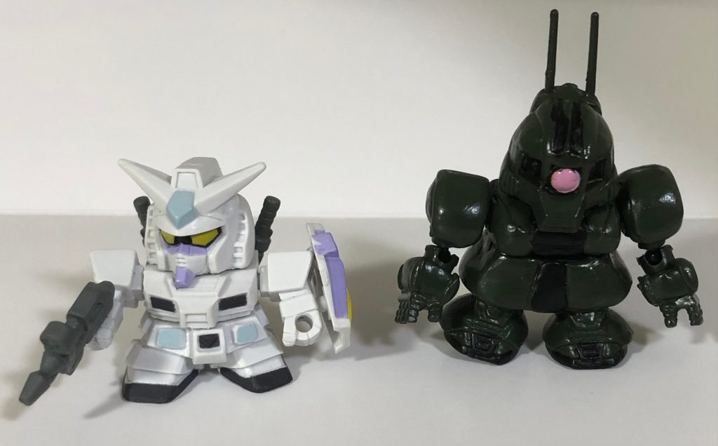 フルカラーのG-3と比較。ボールジョイントを付けたおかげで一回り大きくなり、強キャラ感を出す事に成功しました。