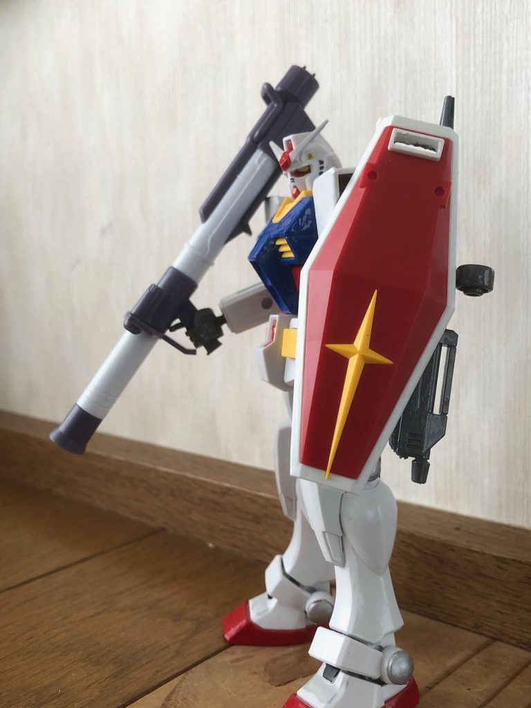 ハイパーバズーカはアレックスのモノを使用。ビームライフルは腕とシールドの間にうまい事挟んでます。