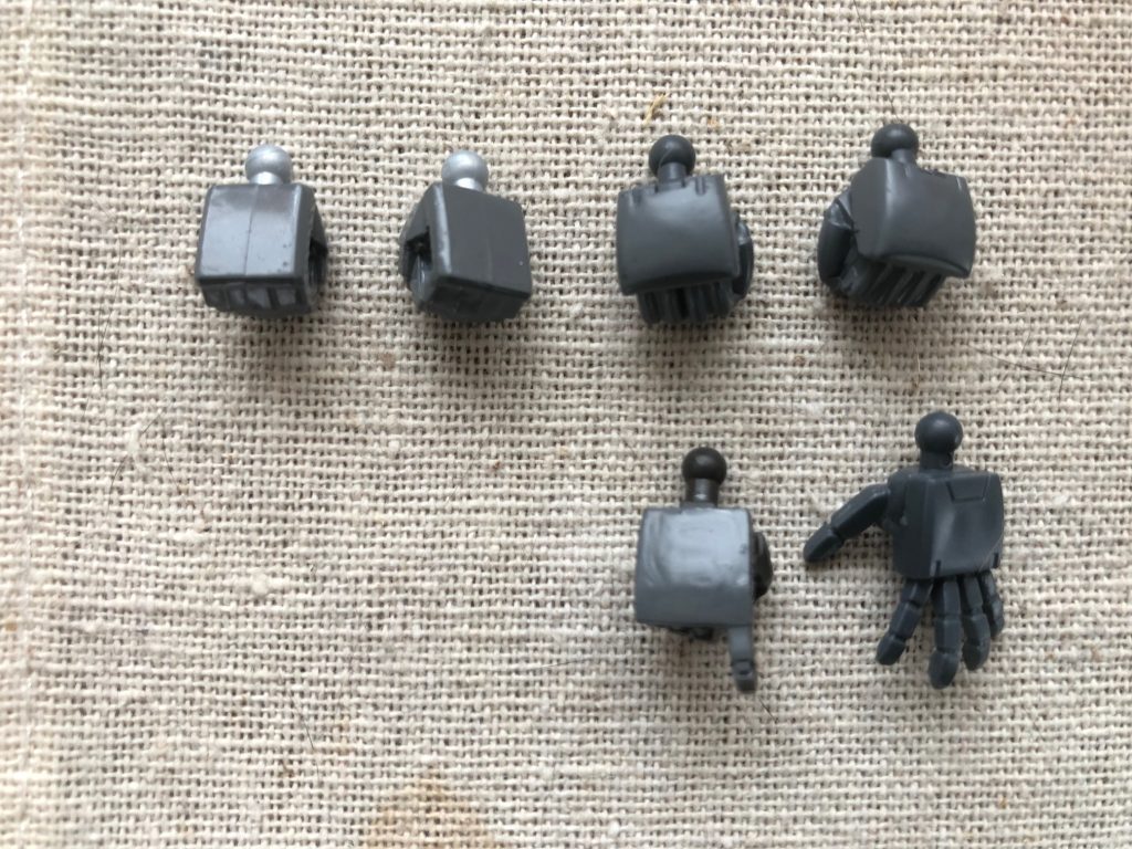 ハンドパーツもジャンクパーツから使えそうなモノを流用。レシピ握り手はビルダーズパーツから、開き手はHGUCのGM、ハイパーバズーカ用の右手はオリジンGMインターセプトカスタムから流用してます。