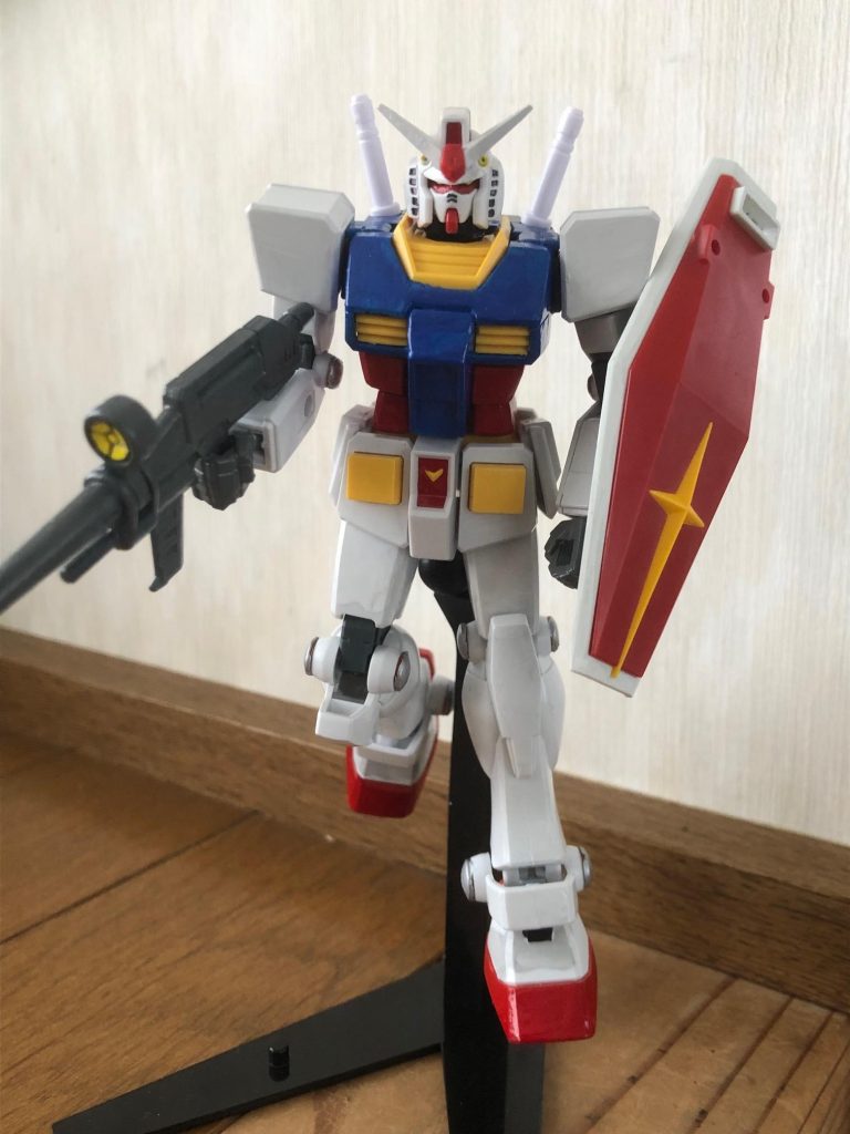 「MGガンダム ver1.5」のパケ絵風のポーズ。やはりエントリーグレードは入門用でありつつも、色々なアレンジができる良キットでベテランモデラ―にもオススメできる逸品です！！