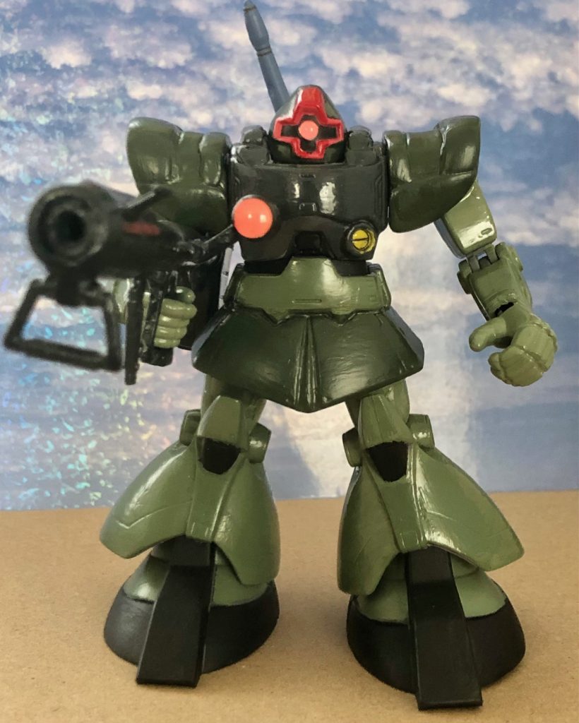 改造する際に毎度おなじみ、ホビーベースのボールジョイントを両腕の付け根と足の付け根、頭部、手首に活用。モビルスーツインアクション全盛期の頃のサイト(割と昔のサイトが多く生き残ってました。)の作例を参考に改造しました。ホビールーターで該当の箇所に穴をあけてそこに瞬間接着剤でボールジョイントをくっつけました。改造自体はプラスチックではなくPVCが使われているおかげで思ったより簡単にボールジョイントを仕込めました。両肩のアーマーはパテ盛りしてカードビルダーのイラストや他のモデラーさんの作例を参考にそれらしく作りました。モノアイとジャイアントバズのスコープにはHアイズを使用。