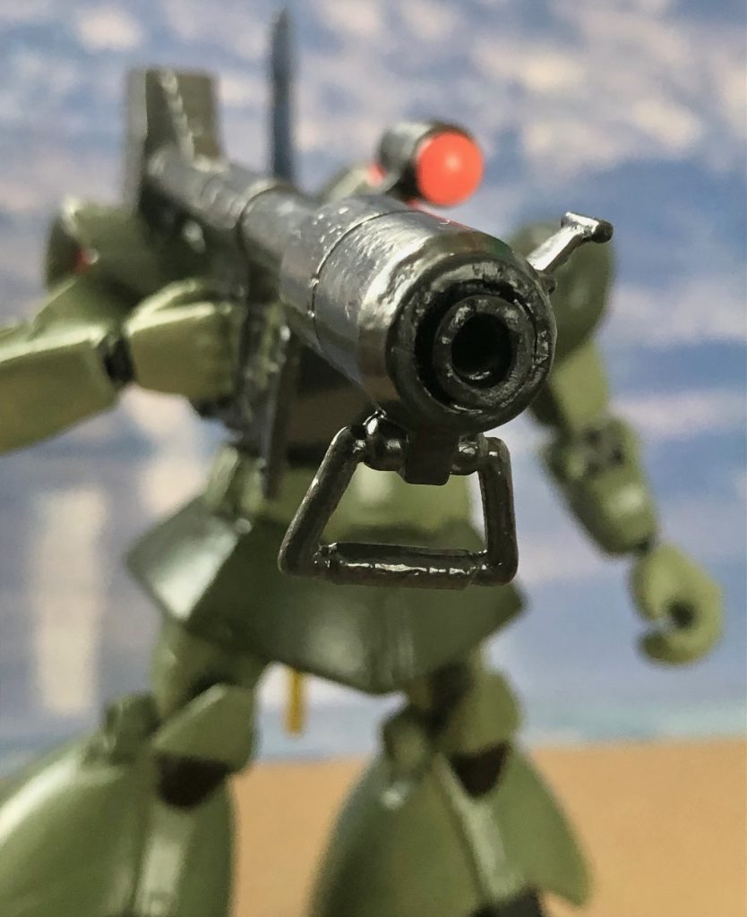 ジャイアントバズの銃口をホビールーターで削った後、ホビーベースの「関節技 球体ジョイントキャッチャー」を埋め込み、エフェクトパーツを付けられるようにしました。