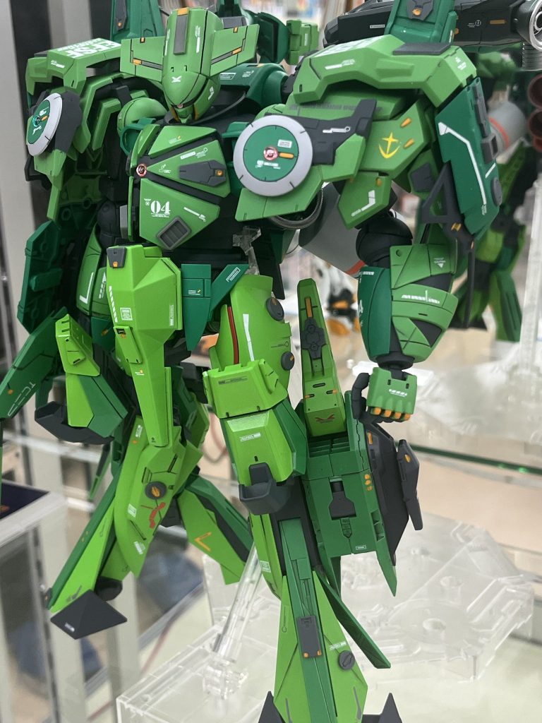 一応使用したキットは「MGターンX」「MGサイコザクKA」「MGジェガン逆シャア仕様」「HGシナンジュスタイン」「MGキュリオス1.0」「MG Ex-sガンダム2.0」「HGボリノーク・サマーン」「HGシルヴァバレトサプレッサー」「30MM大型シールド」「30MM大型ブースター」「30MM輸送ヘリコプター」「肩部は正式名称不明の人型キットに追加装甲として付いてきた大型肩部装甲」その他ビルダーズパーツとして販売されているブースター、スラスター、ディテールパーツを使用しています!似たようなものが作りたい!と言ってくださる人がいればレシピを細かく、応用効くパーツでご紹介します!