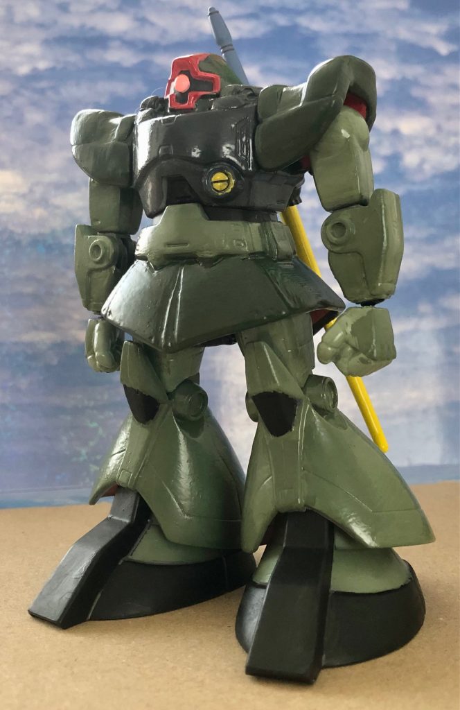 ドム・フュンフは一年戦争末期の統合整備計画後に開発された機体であり、地上・宇宙双方での運用が可能な汎用性を持つが、その一方で生産数は極めて少なく、また資料によって見解や解釈も異なる部分が見られる。キシリア中将直属の特殊MS隊「闇夜のフェンリル隊」に配備された機体は緑色のカラーリングが施された機体であった。