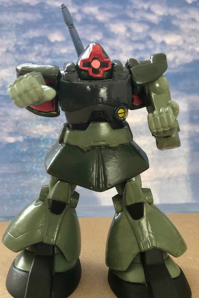 ソフィ・フランのドム・フュンフは空手の正拳突きでGMのコクピットを貫いていたのでそのポーズを再現。