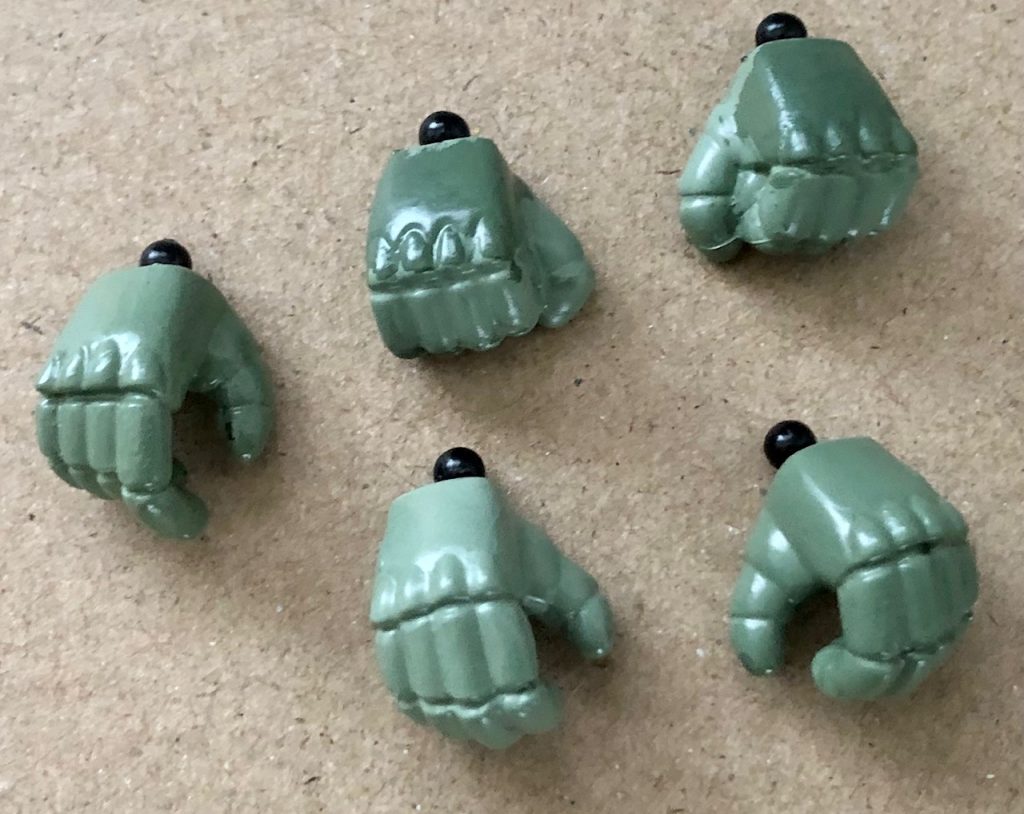 ドムフュンフのハンドパーツには全て付け根にルーターで穴をあけ、ボールジョイントの接続ピンを付けております。