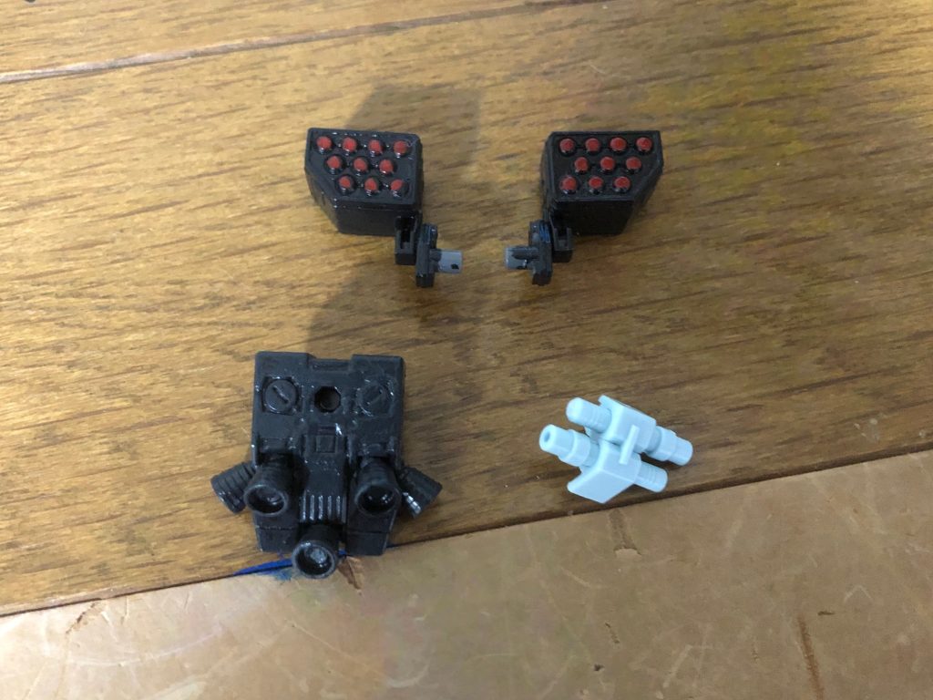 ファンネルセットはオリジンジムのバックパックやミサイルポッド、ビームサーベルとラックを流用。結構似合ってます。