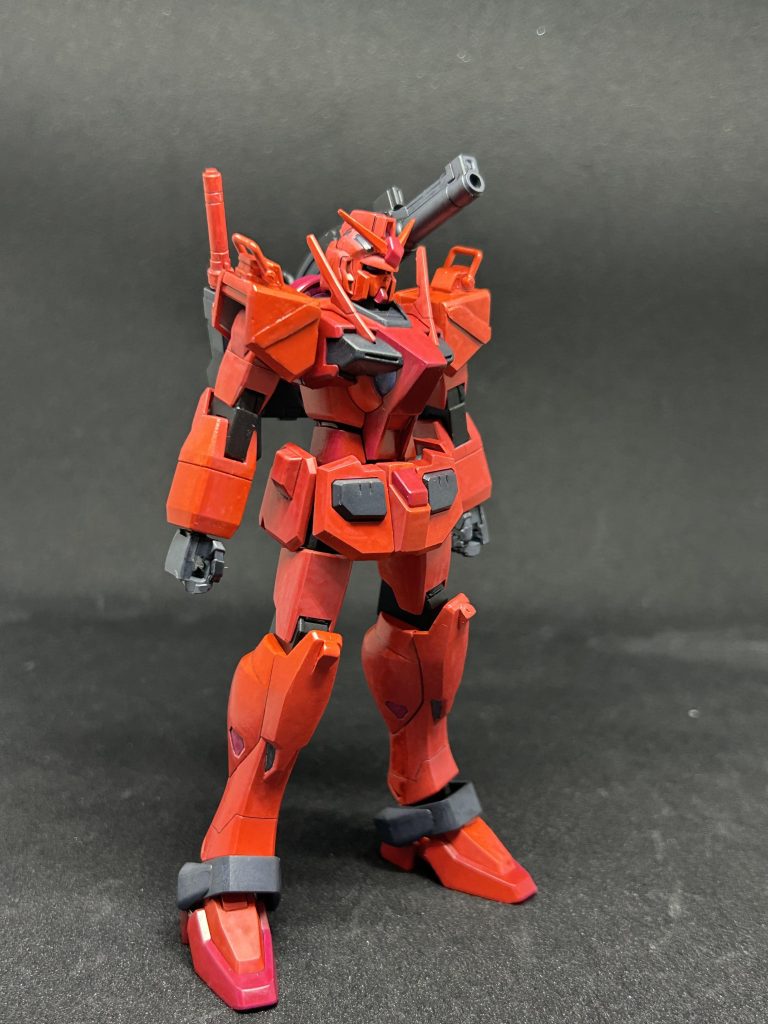 機体の色分けはキャスバル専用ガンダムを参考に塗りました、目元はあの赤いガンダムを参考にして紫に、クリアパーツの後のところも紫にしてみました(写真だと見えにくいかもしれませんが)。