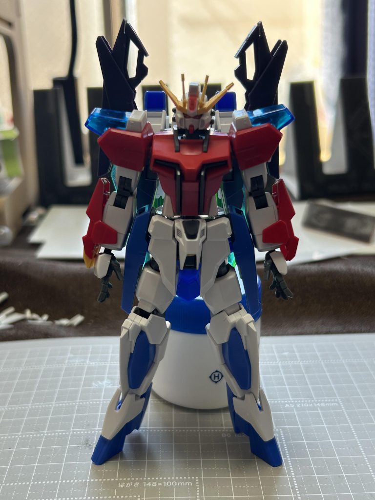 画像が暗くて見辛いですが、塗装前に形が決まった時の写真です。塗装前の赤系統の色合いはこれはこれでアリだったかなとも思いましたが、やはり自分が好きな青メインのカラーリングへと変更しました。最後までご覧頂きありがとうございました。本当はHGスタークジェガンのカラーチェンジを行おうと思っていたのですが、表面処理まで終わった所で「なんだこれめっちゃかっこいい」となり、今の自分の技術では「やらなきゃ良かった」となる未来が見えたので、そっと箱に戻しました 笑