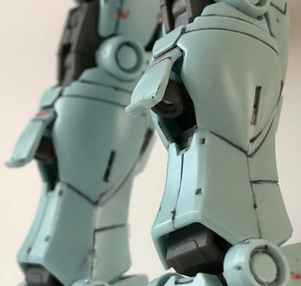 ORIGINガンダムと一部パーツを共有しているため、ふくらはぎのダム部分にはスラスターが搭載。