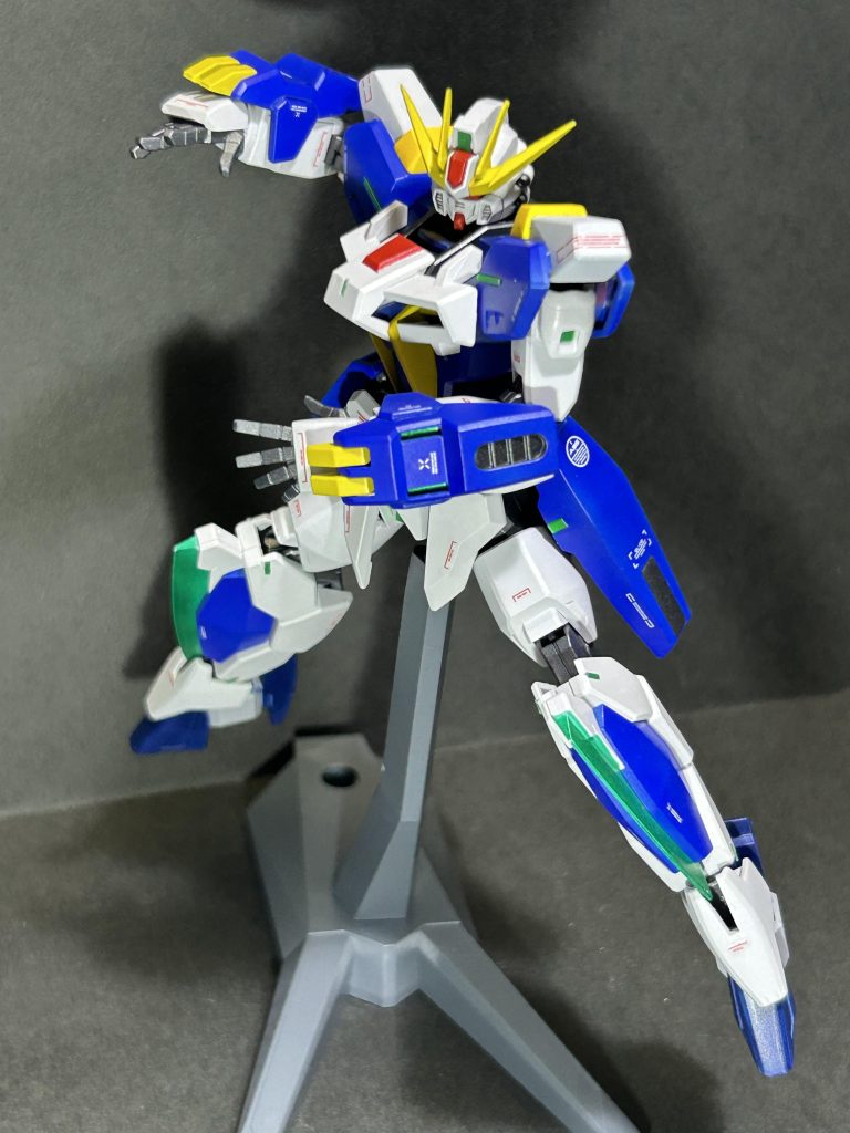 武装は頭部バルカン、腕部クロー、ビームサーベル、脚部レイザーブレードと近接戦闘用の機体になっています。