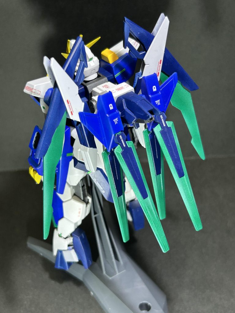 エクシードギャラクシーのコアファイターを軸にAGE2マグナムのファンネルとAGEFXのCファンネルを付けました。クリアパーツはあまり好きではないので今回もメタルグリーンにシルバーを混ぜてレイザーブレードと同じ色合いに塗装してあります。