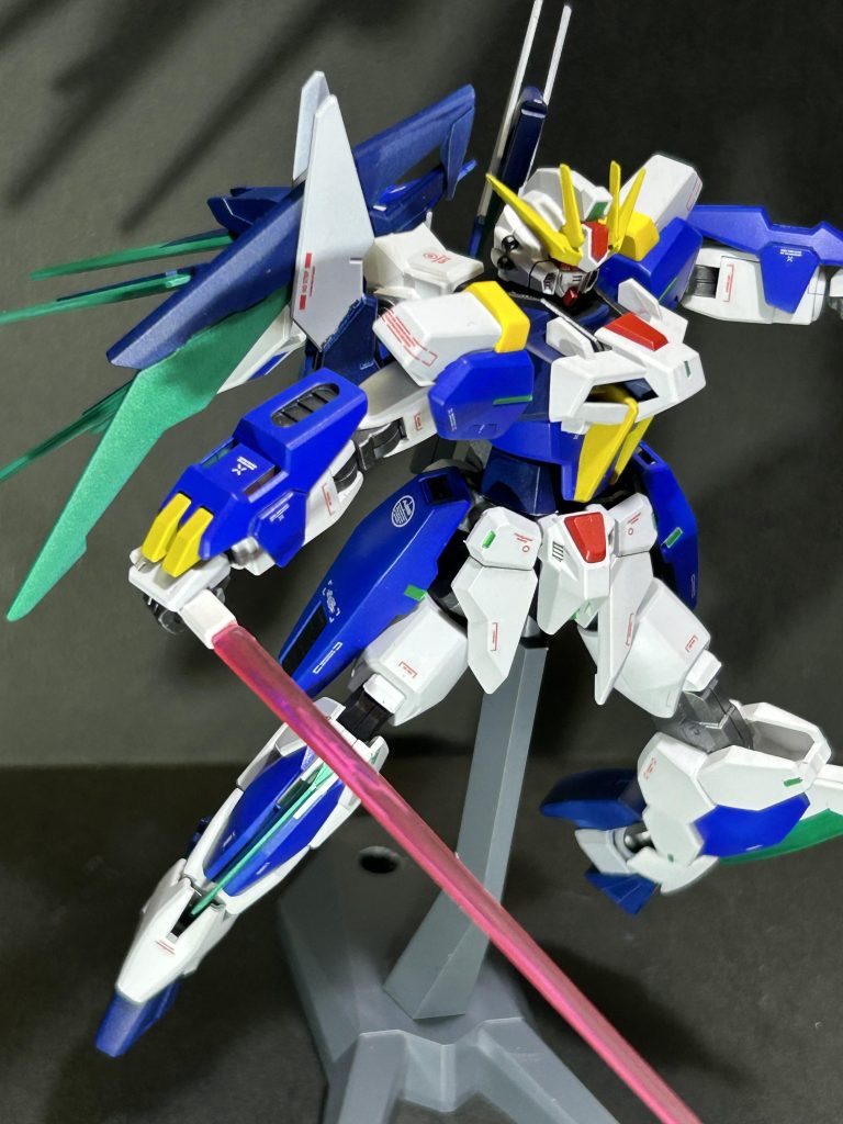 アクションポーズ サイドアーマー内側に収納しているビームサーベル。実際の戦闘では取りづらくてしょうがないだろうな、、、