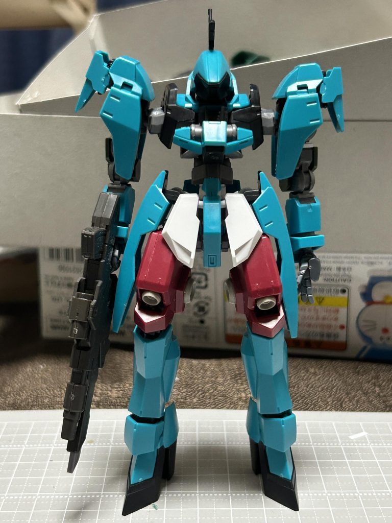 塗装前です。グレイズ系統はどうしても腹部が埋まっているように見えてしまい個人的にもう少し上半身が長い方が好みなので、全体的に身長が伸びて満足です。