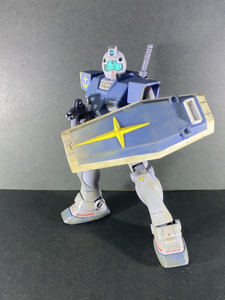 武器構え120年以上前のキットの為、可動範囲は狭いですが、躍動感を抑えたカチッとしたポージングならカッコよく決まりますね。シールドは戦闘中に姿勢制御する際、地面にブッ刺してバランスを取るのではないかと考え、下部をガッツリ汚しました。というか、ウェザリングマスターが楽しすぎて止め時を失ってしまいます笑