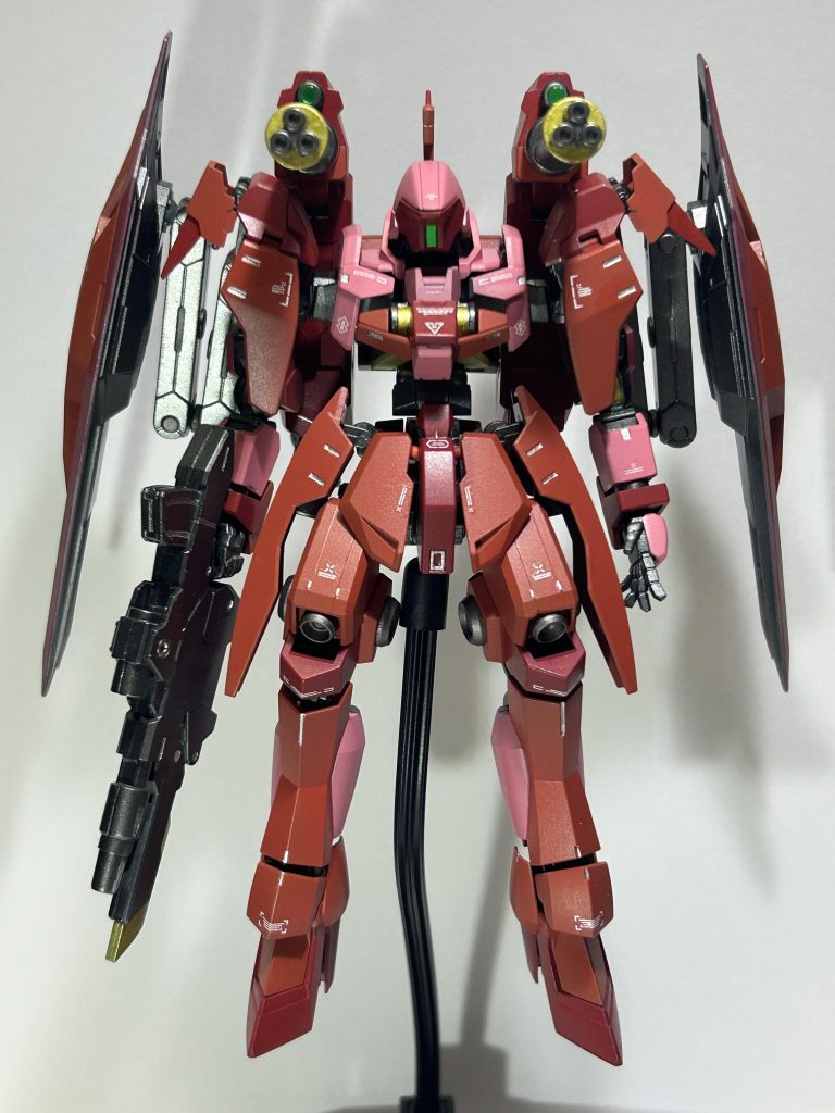 正面。グレイズリッターの肩とサイドアーマーを付け替え、フロントアーマーはストライクの物を付けました。太もものアーマーはシュバラベグレイズの物に変更しています。